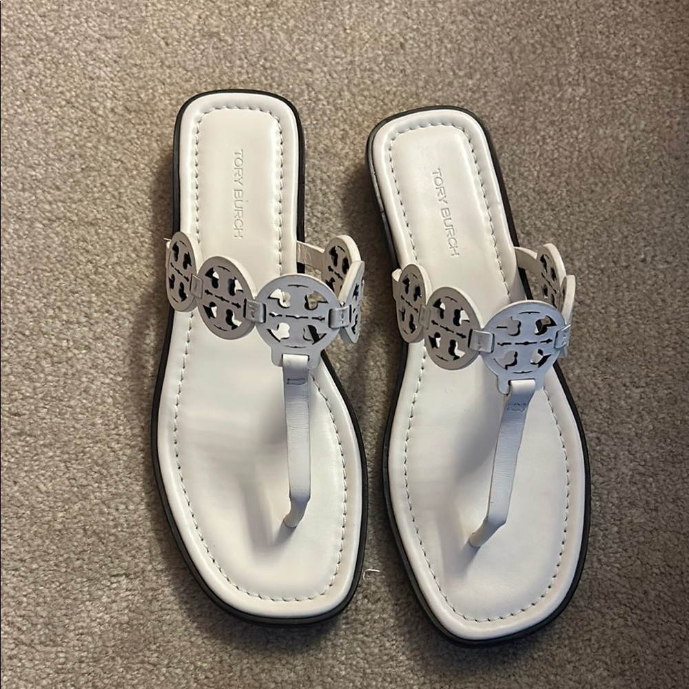 TORY BURCH WHITE EMBLEM SANDALS